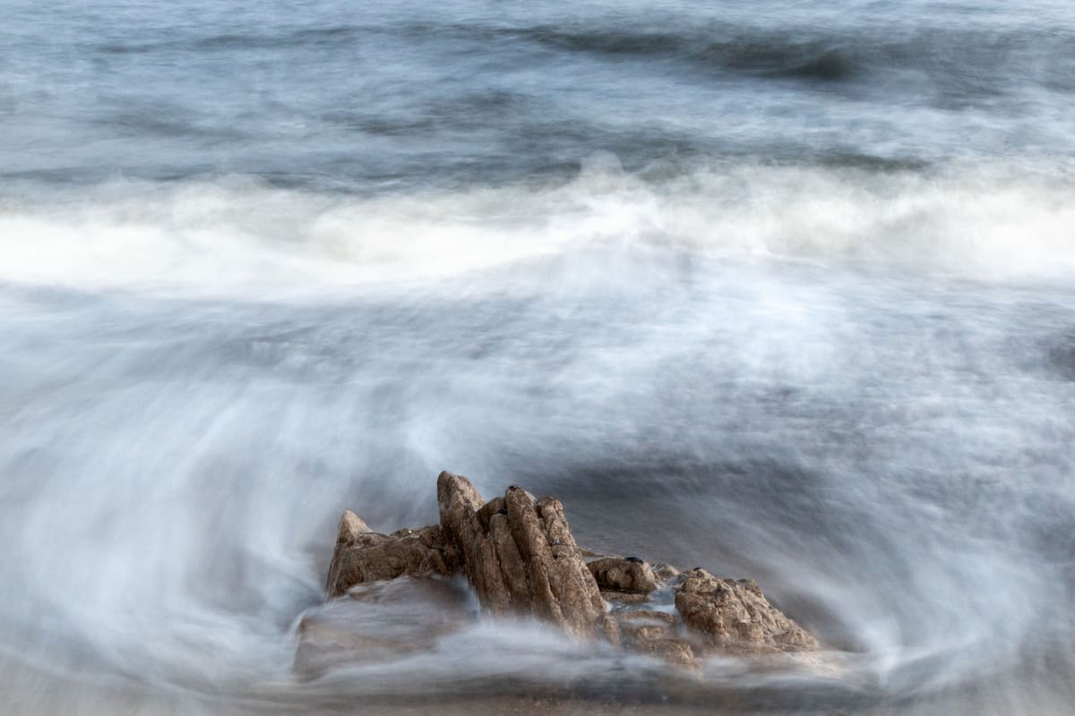 Obra de Alix Born, de la muestra colectiva de artistas contemporáneos uruguayos organizada por Diderot.art