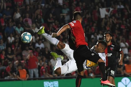 Obra de arte: la tijera de Wanchope Ábila será el cuarto gol de Boca