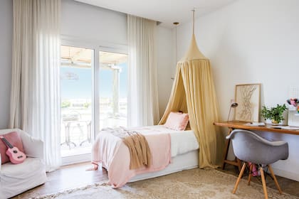 Obra de arte textil (Selva Guiffrey). Cama con dosel, sillón, escritorio y silla (@cousy_home). Lámpara (I Wish).