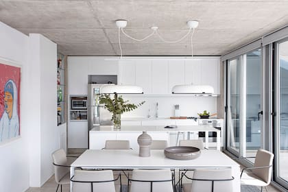 Obra de Diego Roa. Muebles de cocina con frente laqueado, mesada y alzada de Corian e isla, todo diseño de Estudio CDW ejecutado por Mi Cocina.