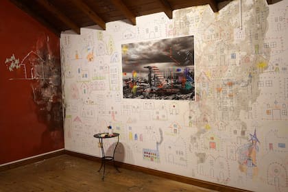 Obra de la artista visual Teodelina Detry, foto intervenida. Alrededor, muchos posibles hogares con el juego de puntos para unir