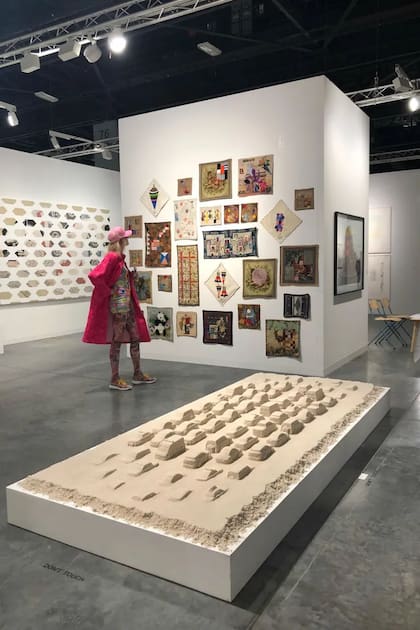 Obra de Leandro Erlich en el stand de Ruth Benzacar en Art Basel, en 2018