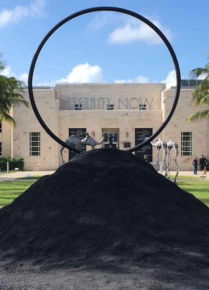 Una pieza de Matías Duville se exhibió en el espacio público de Art Basel en 2020 sobre una montaña de carbón