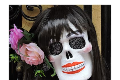 Obra de Nora Lanzieri inspirada en las Catrinas mexicanas, íconos del Día de los Muertos