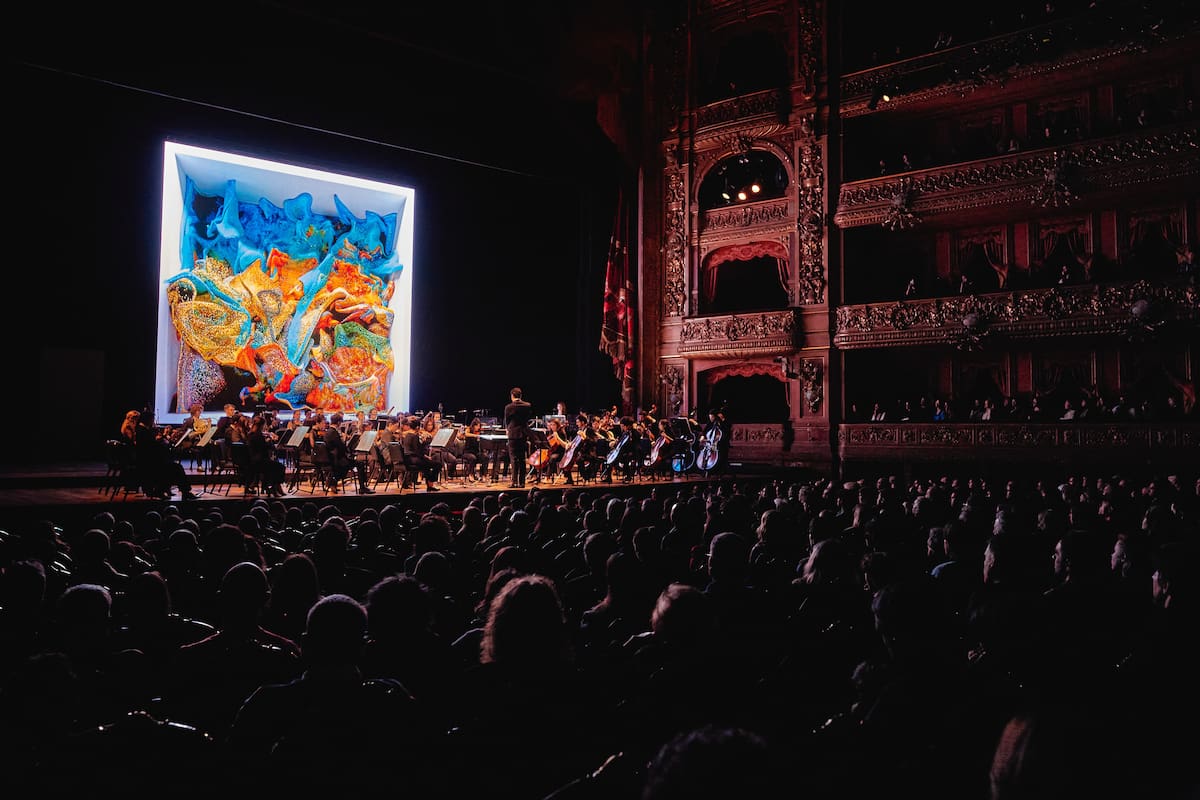 Obra de Refik Anadol prestada por el coleccionista argentino David García para la "experiencia artbag" en el Teatro Colón, durante la Semana del Arte