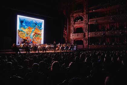 Obra de Refik Anadol prestada por el coleccionista argentino David García para la "experiencia artbag" en el Teatro Colón, durante la Semana del Arte