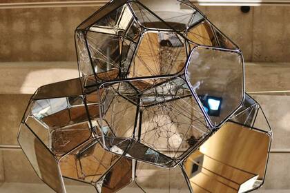 Obra de Tomás Saraceno en la muestra actual en el Macba
