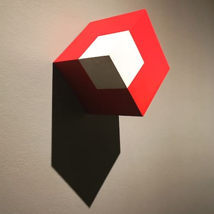 Obra del artista brasileño Willys de Castro en la muestra de arte concreto en el museo Getty