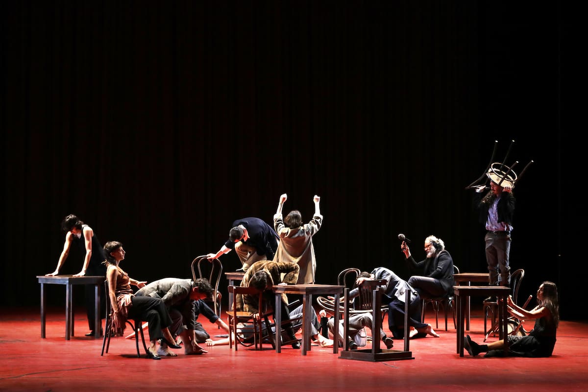 “Obra del demonio”, de Diana Szeinblum, una vertiginosa puesta de vanguardia en el Teatro Cervantes