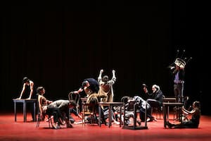 “Obra del demonio”, de Diana Szeinblum, una vertiginosa puesta de vanguardia en el Teatro Cervantes