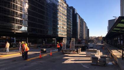 Obra del Metrobus en la Avenida Alem, en el bajo porteño