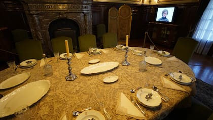 Obra en video de Gabriela Golder en el comedor señorial del Palacio Taranco de Montevideo