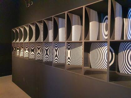 Obra "Ensemble de cercles virtuels par dèplacement du spectateur à partir d`une oeuvre", de 1965 (Madera y espejos)