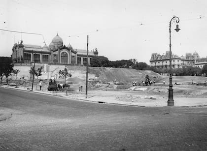 Obras de ampliación de la plaza San Martín. Al Pabellón le quedaba poco tiempo de vida.