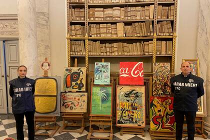 Obras de arte falsas decomisadas por la policía se muestran en Roma, Italia, el 11 de noviembre de 2024. (AP Foto/Ministerio de Cultura de Italia, HOGP)