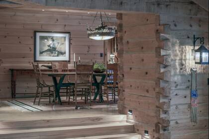 Obras de arte, mesas y sillas exclusivas equipan el living confortable.