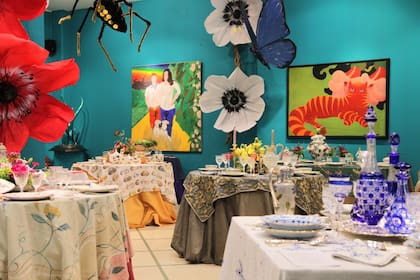 Obras de Carlos Gorriarena y de Nicolás García Uriburu conviven con las flores diseñadas por Gerardo Acevedo y vajilla que se remonta hasta el siglo XVIII