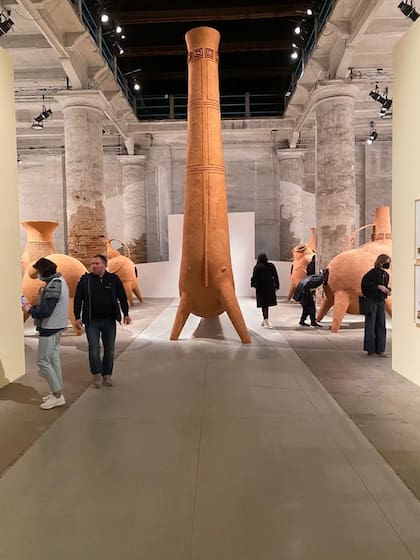 Obras de Gabriel Chaile exhibidas en la Bienal de Venecia