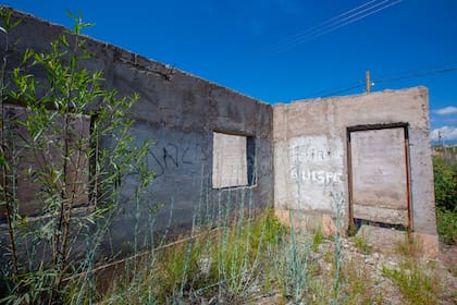 Uno de los barrios de la Tupac Amaru que quedó sin terminar. Las casas deben demolerse por su estado de deterioro