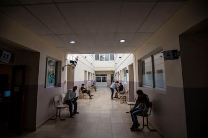 Uno de los pasillos del segundo piso de la excede central de la Tupac, hoy un centro de atención para jubilados