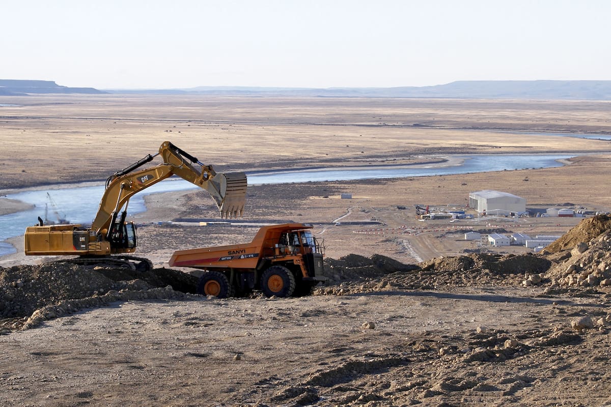 Obras de preparación a la vera del río Santa Cruz