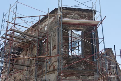 Obras de restauración en el almacén El Triunfo de La Boca. “Frenar el deterioro, consolidar constructiva y estructuralmente el edificio, y sanear su entorno inmediato”, afirman desde el ministerio de Cultura de la Ciudad, a cargo de Gabriela Ricardes.