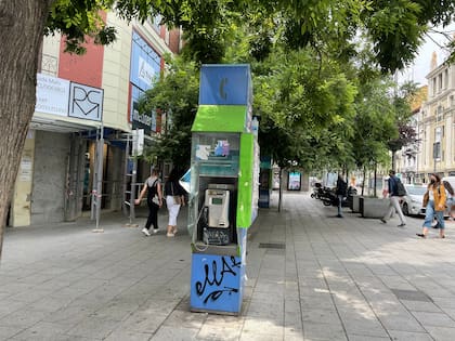 Un epígono de Muelle rinde homenaje a su maestro en un teléfono público de Madrid, en la Glorieta de Bilbao