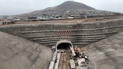 Obras del puerto multipropósito de Chancay, construido por una empresa estatal china en Chancay, Perú, el martes 22 de agosto de 2023. (AP Foto/César Barreto)