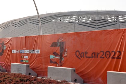 Obras en el estadio Ciudad Educativa, cuyo diseño combina la arquitectura islámica con la modernidad y cuya fachada presenta formas geométricas que parecen cambiar de color con el movimiento del sol.