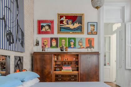 Obras propias y de amigos llenan de vida y personalidad cada ambiente de la casa.