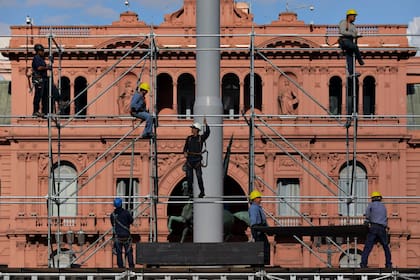 Obreros armaban esta tarde el escenario de cara a la Plaza de Mayo desde el cual hablará mañana Alberto Fernández.
