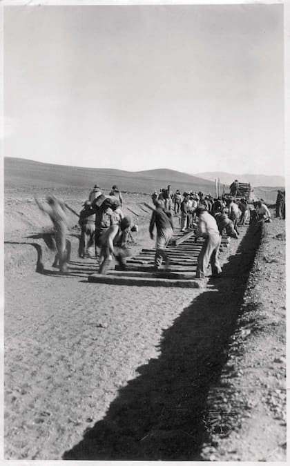 Obreros en la construcción del ferrocarril de Salta a Socompa. Hasta que se resolvió el cambio del trazado por ese paso, en 1923, el cruce iba a ser por Huaytiquina.