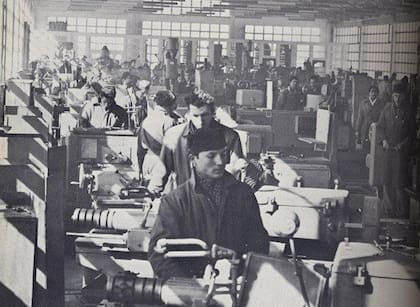 Obreros en una fábrica de Kabul