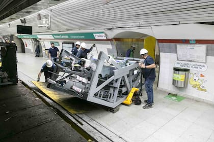 Obreros reemplazan la escalera en la estación Carranza