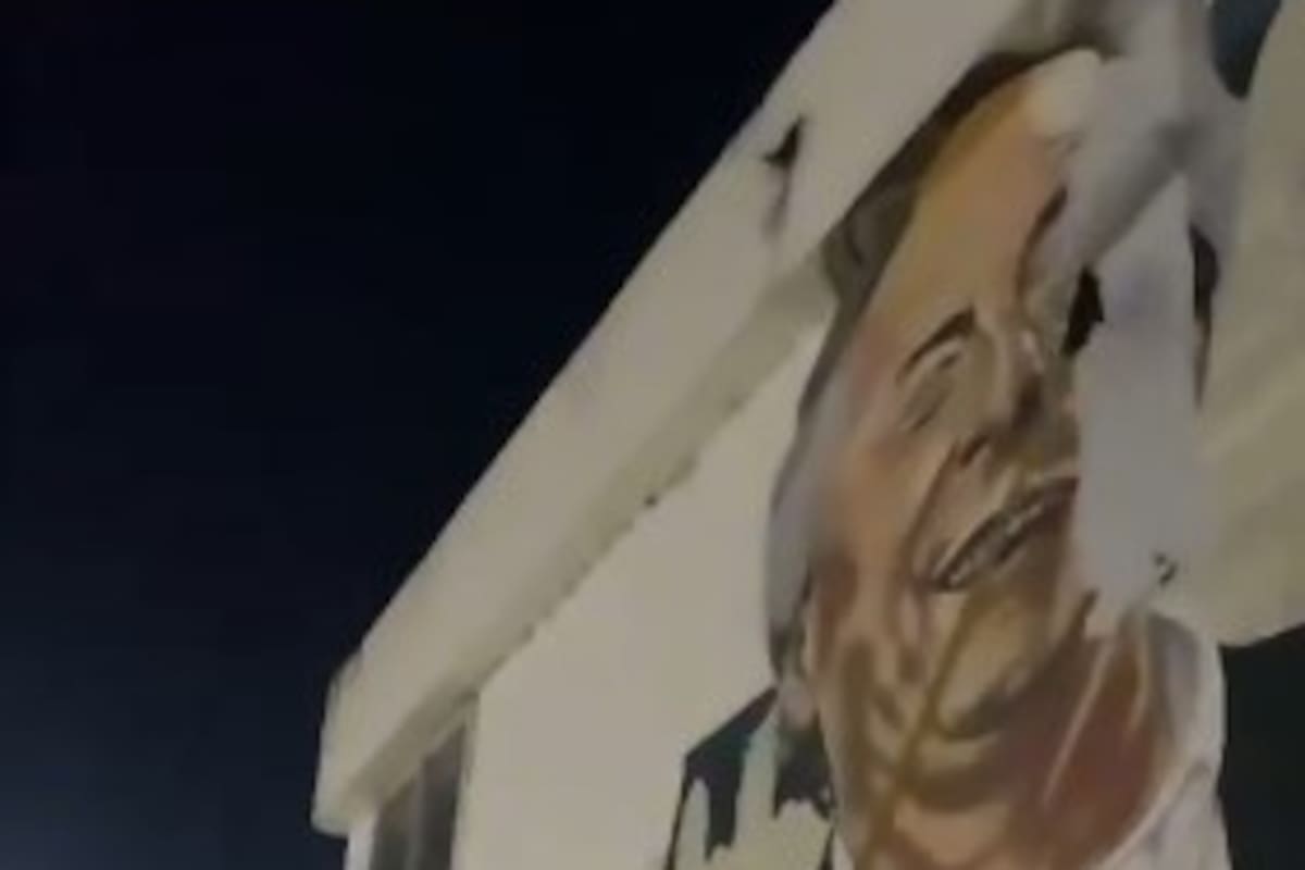 Obreros tapan el mural de Kirchner