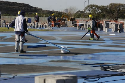 Obreros trabajan en el Parque