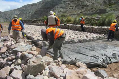 Obreros trabajan en el nuevo tren