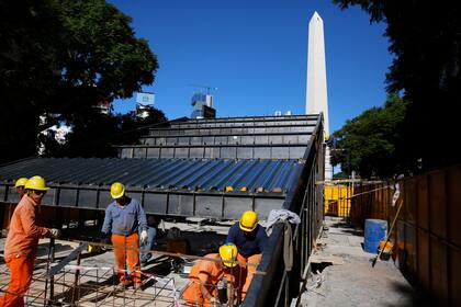 Obreros trabajan en la estructura