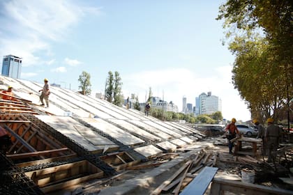 Obreros trabajan en las escalinatas
