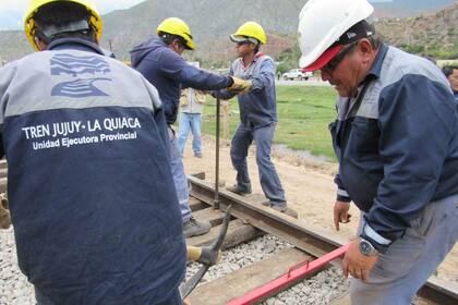 Obreros trabajan en las vías