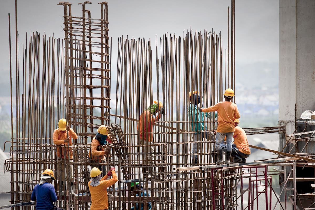 Obreros trabajando en un edificio en construcción