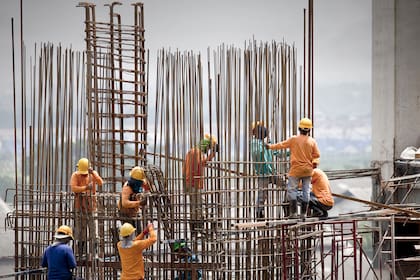 Obreros trabajando en un edificio en construcción