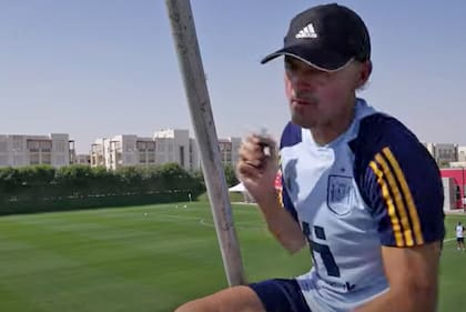 Observar los entrenamientos desde una perspectiva alta, un método que ya implementaba cuando fue entrenador del seleccionado español en el Mundial de Qatar 2022.