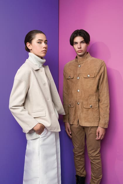 OBSESIÓN SASTRERA. Ella: saco (Giesso), pantalón sastrero mega ancho (Fabián Zitta), suéter polera de hilo (Perramus). Él: camisa de gamuza (Giesso), pantalón (Perramus), borcegos (Grimoldi)