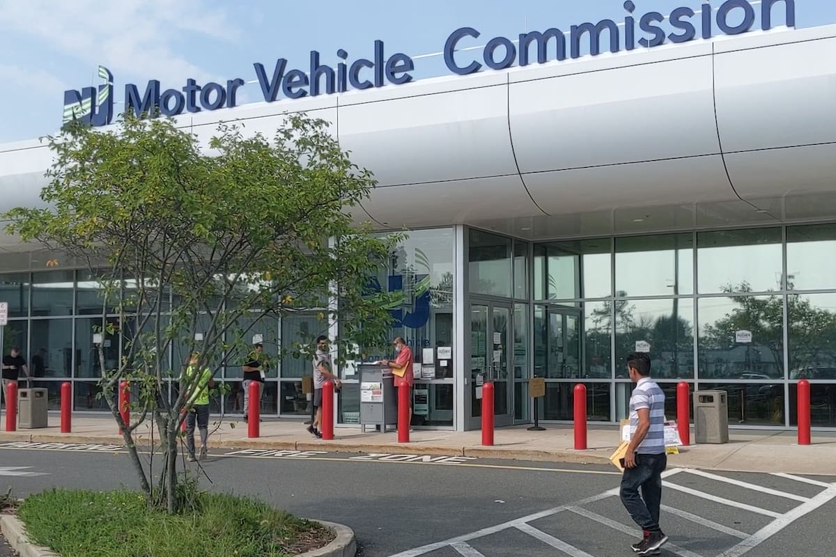 Obtener la licencia de conducir es un momento significativo en la vida de muchos jóvenes, pero también una responsabilidad importante (Archivo)