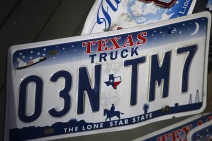 La normativa en Texas establece que los conductores pueden solicitar números de placa personalizados que contengan hasta seis caracteres alfanuméricos o una combinación de estos