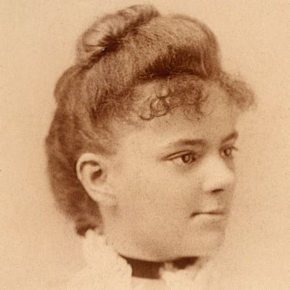 Obtuvo su título de Medicina en 1849. Cinco años más tarde, su hermana Emily se convertiría en la tercera mujer en conseguir el mismo título