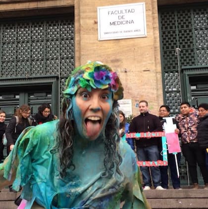 Obtuvo su título en la Universidad de Buenos Aires.