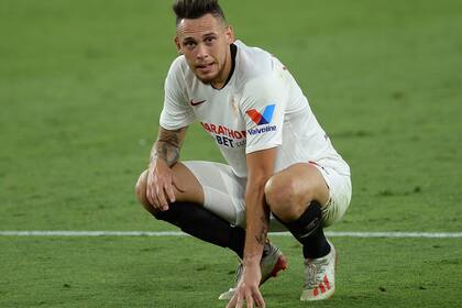 Ocampos y la camiseta de Sevilla, el club en el que llegó a atajar en un partido.