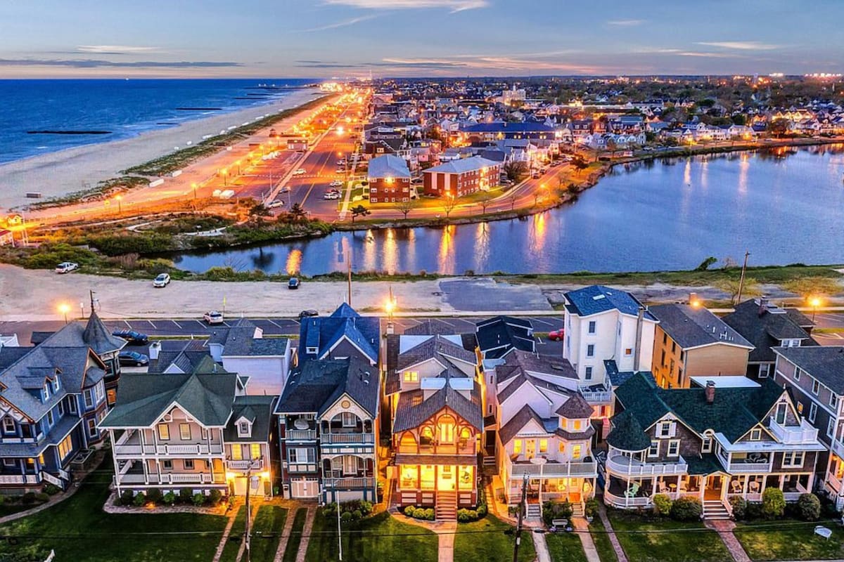 Ocean Grove ubicado a orillas del Atlántico, mantiene su estructura original, con calles que invitan a recorrer casas victorianas (Zillow)